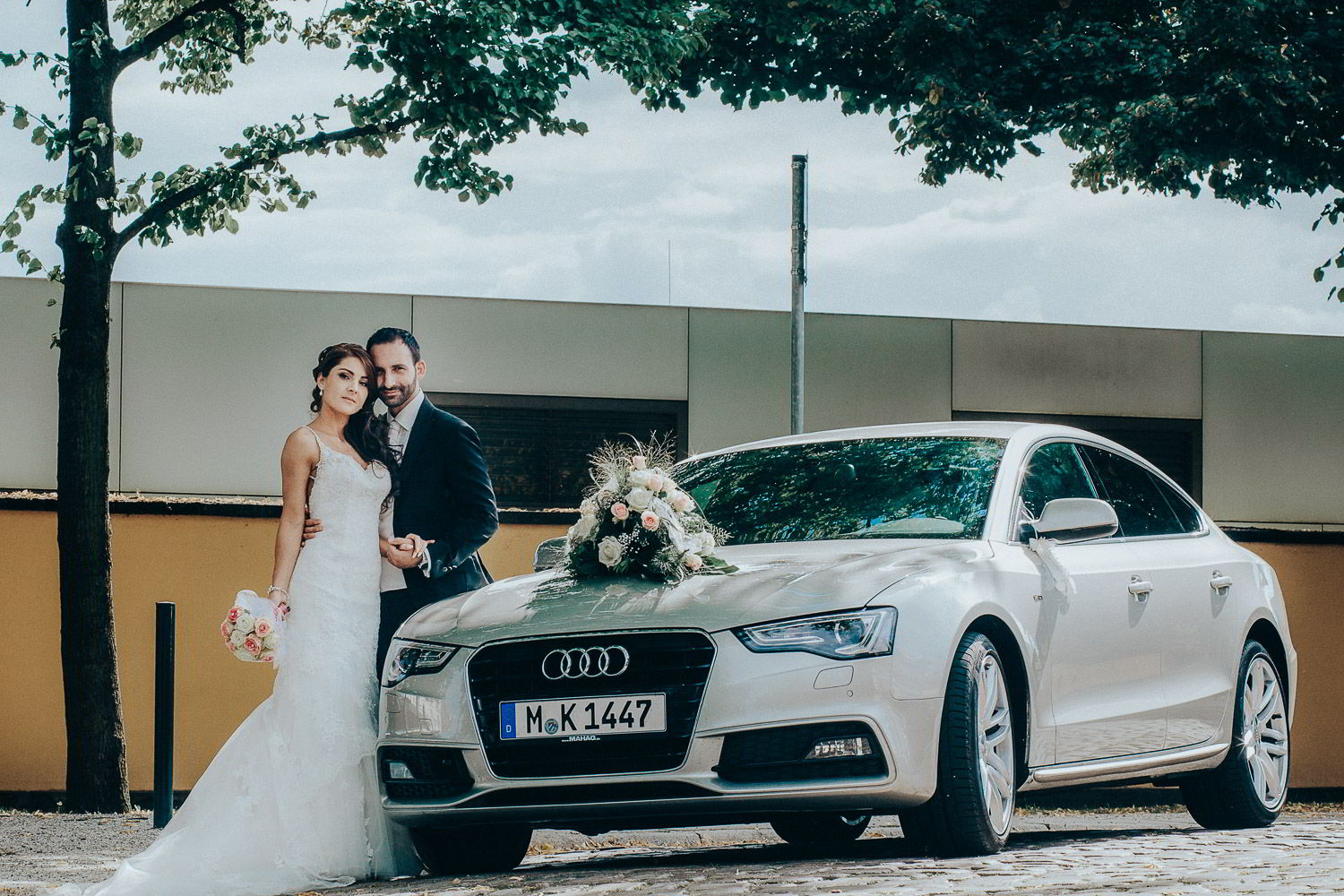 Brautpaar vor dem Auto Audi in Hannover
