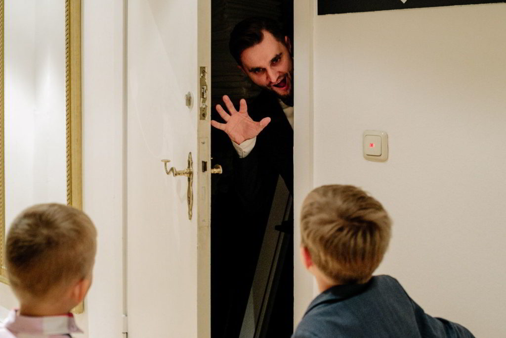 Gast spielt mit Kindern Hochzeit