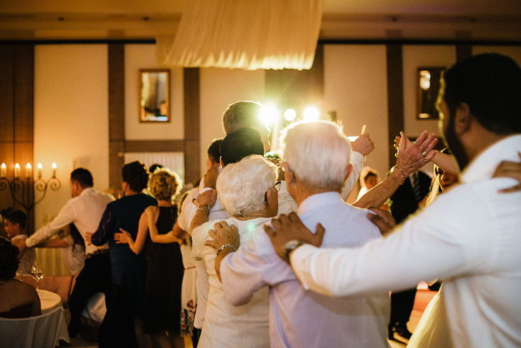 Party Hochzeitsgäste tanzen im Hotel Hennies Hannover