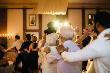 Party Hochzeitsgäste und Kinder tanzen im Hotel Hennies Hannover