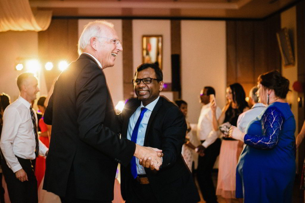 Party Hochzeitsgäste tanzen im Hotel Hennies Hannover