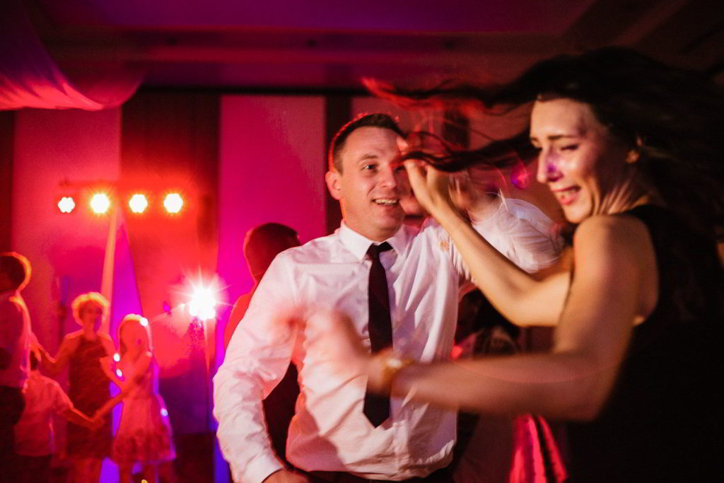 Party Hochzeitsgäste tanzen im Hotel Hennies Hannover