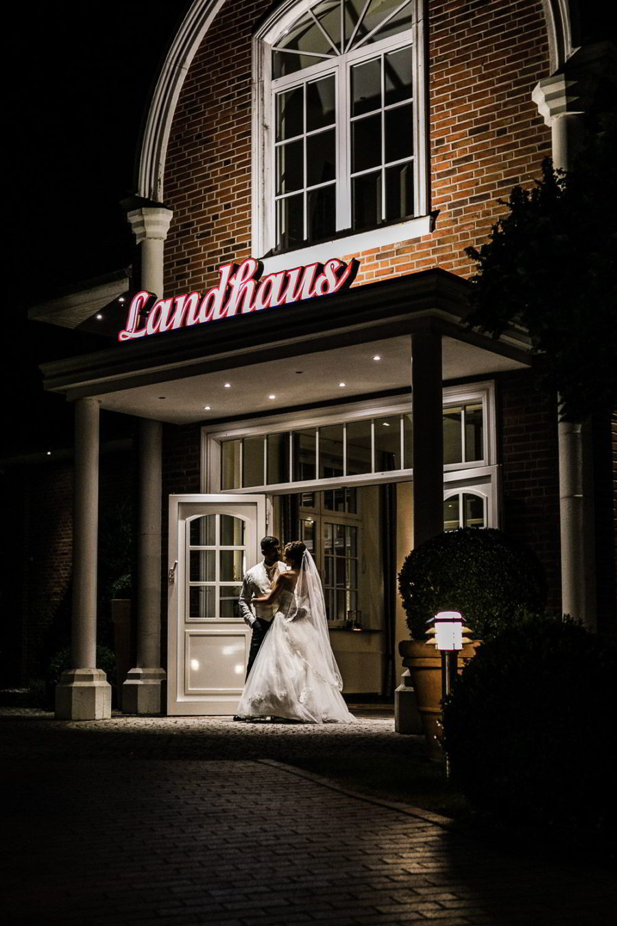 Brautpaar vor dem Eingang zu Hotel Hennies Hannover