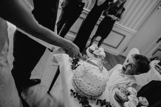 Hochzeitstorte und Kind