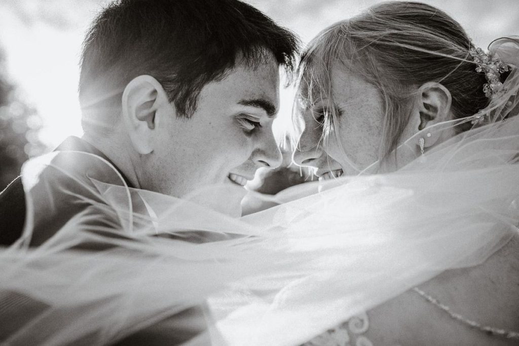 Brautpaar Nase an Nase lachen