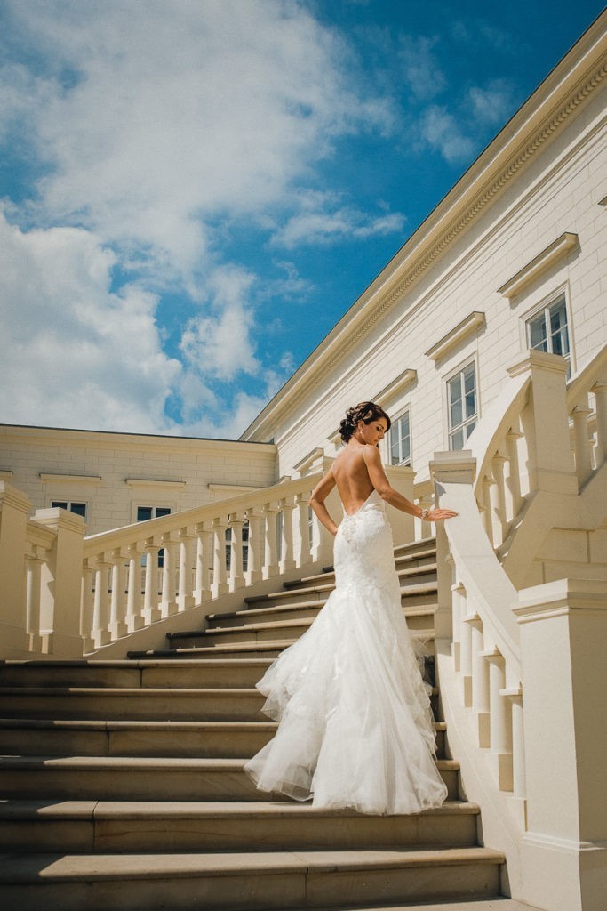Braut auf der Treppe in Herrenhäuser Gärten in Hannover