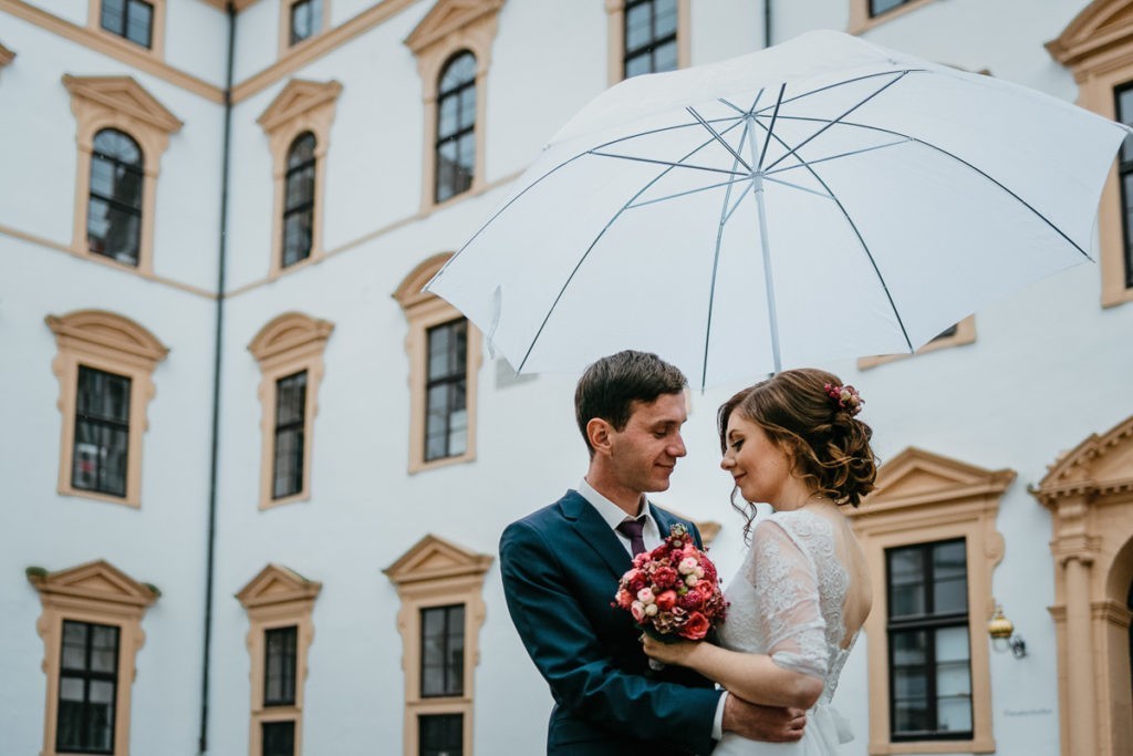 Brautpaar mit Regenschirm im Residenzschloss Celle