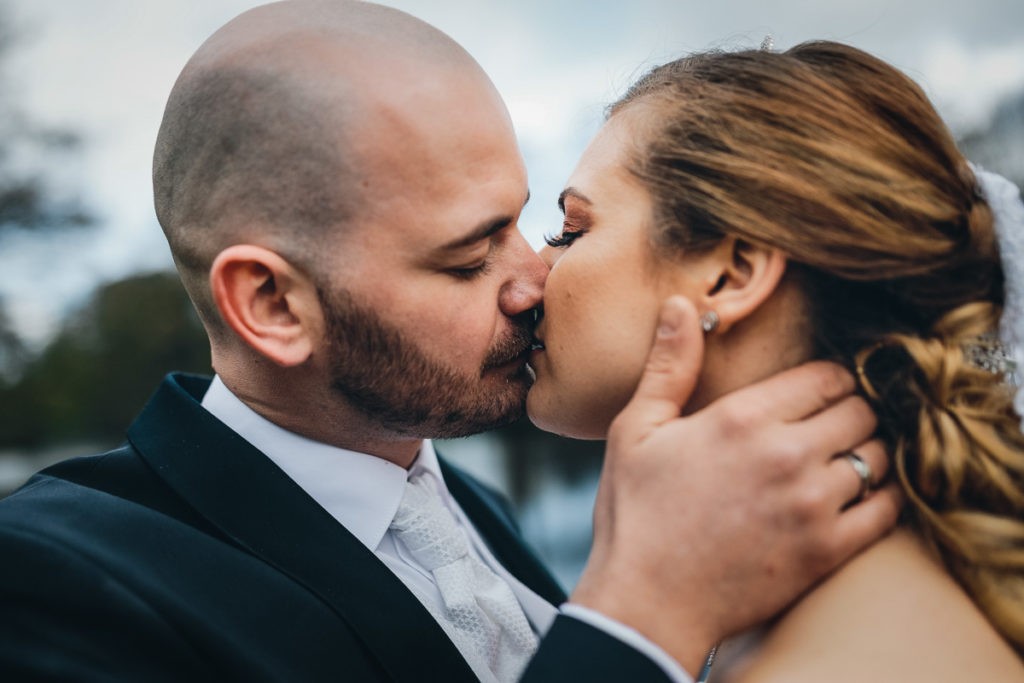 Brautpaar küsst sich im Park in Sittensen