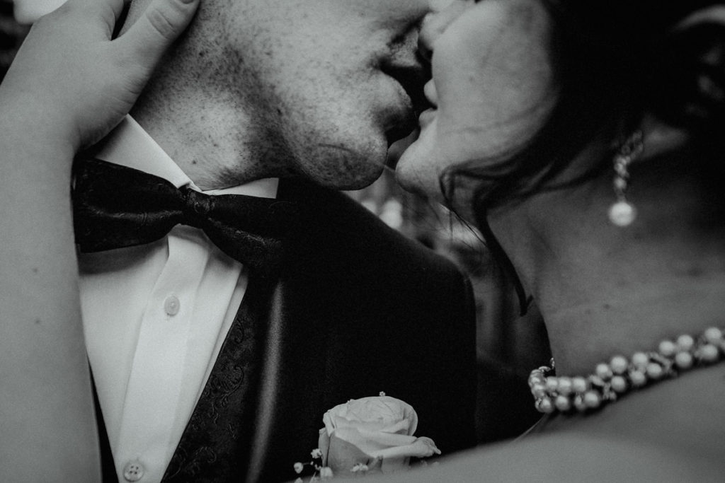 Brautpaar küsst sich in Speicherstadt Hamburg