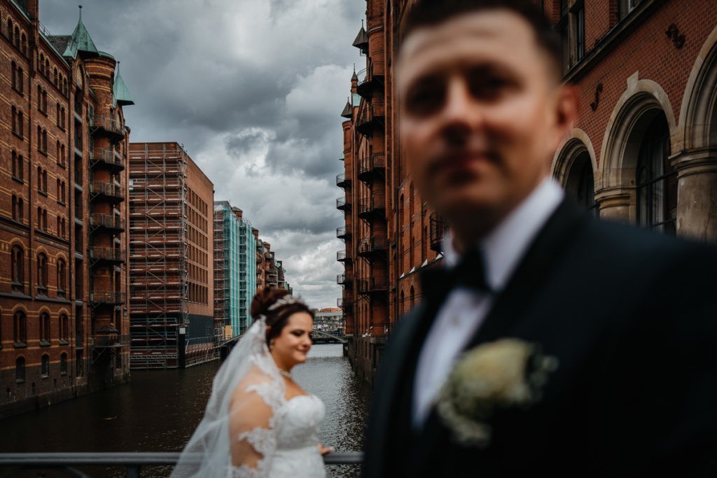 Brautpaar auf der Brücke Speicherstadt Hamburg