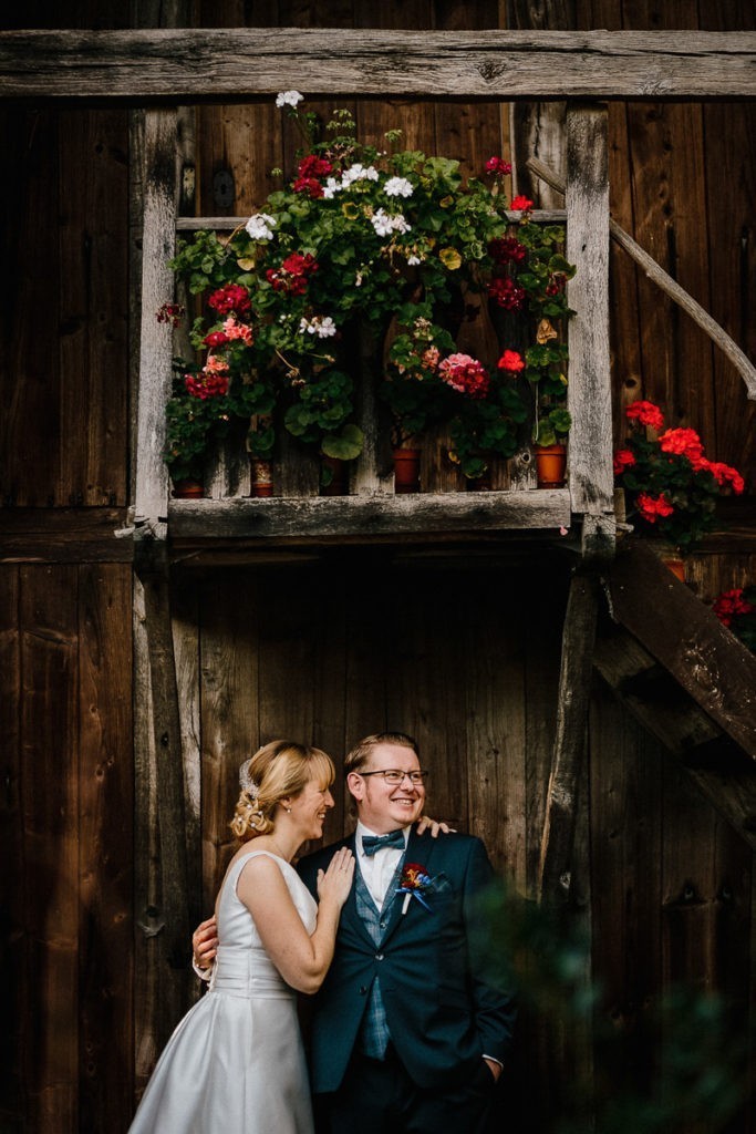 Braupaar lacht in Theeshof in Schneverdingen