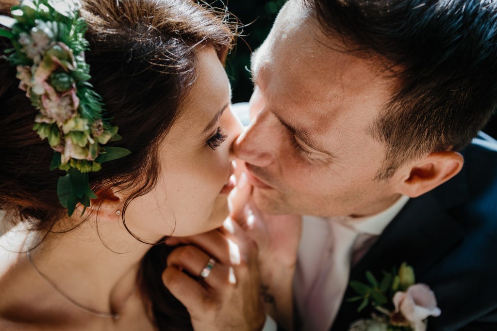 Braupar küsst sich im Schlosspark Celle