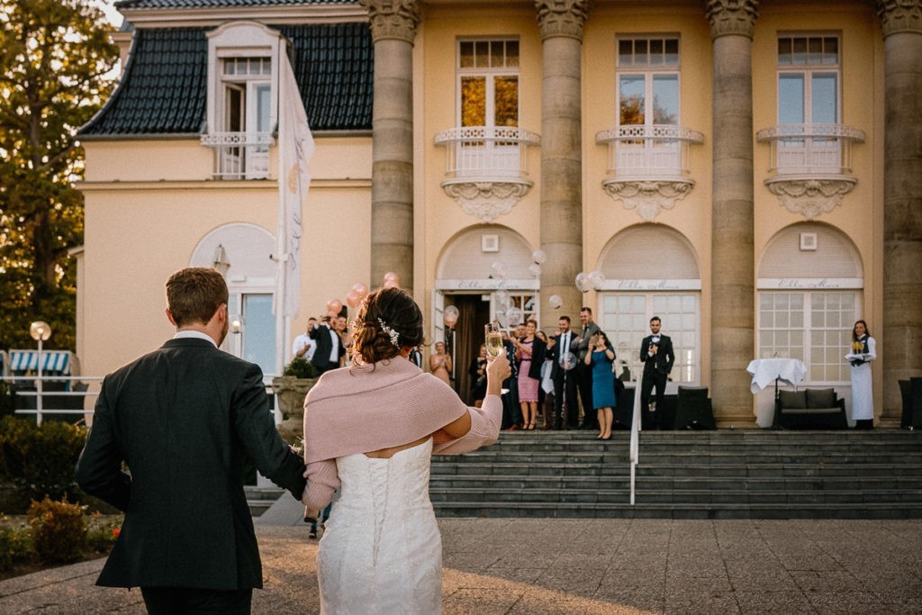 Brautpaar begrüßt Hochzeitsgäste Villa Mare Travemünde