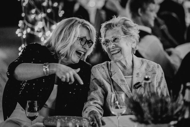 Mutter und Tochter lachen im Forellenhof in Walsrode