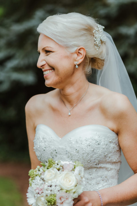 Braut lacht in Rittergut Grossgoltern