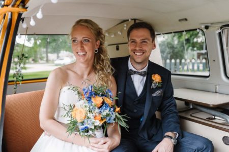 Brautpaar sitzt und lacht